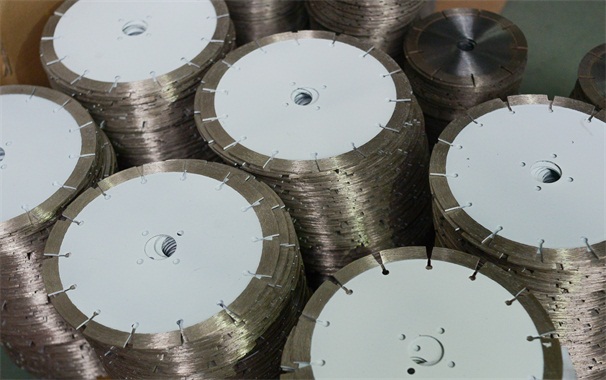 針對(duì)板材質(zhì)量的提高，石材切割鋸片鋸機(jī)可以做好哪些工作呢？