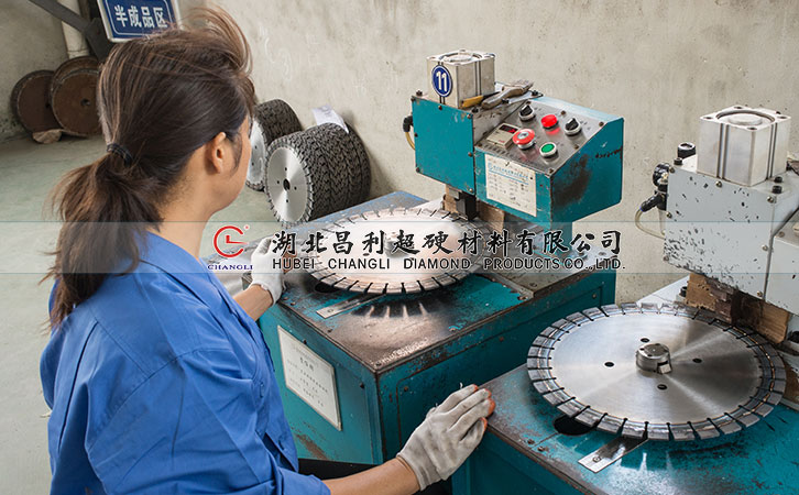 誰都想選擇質(zhì)量穩(wěn)定生產(chǎn)技術先進的花崗巖鋸片,你是怎么選的？